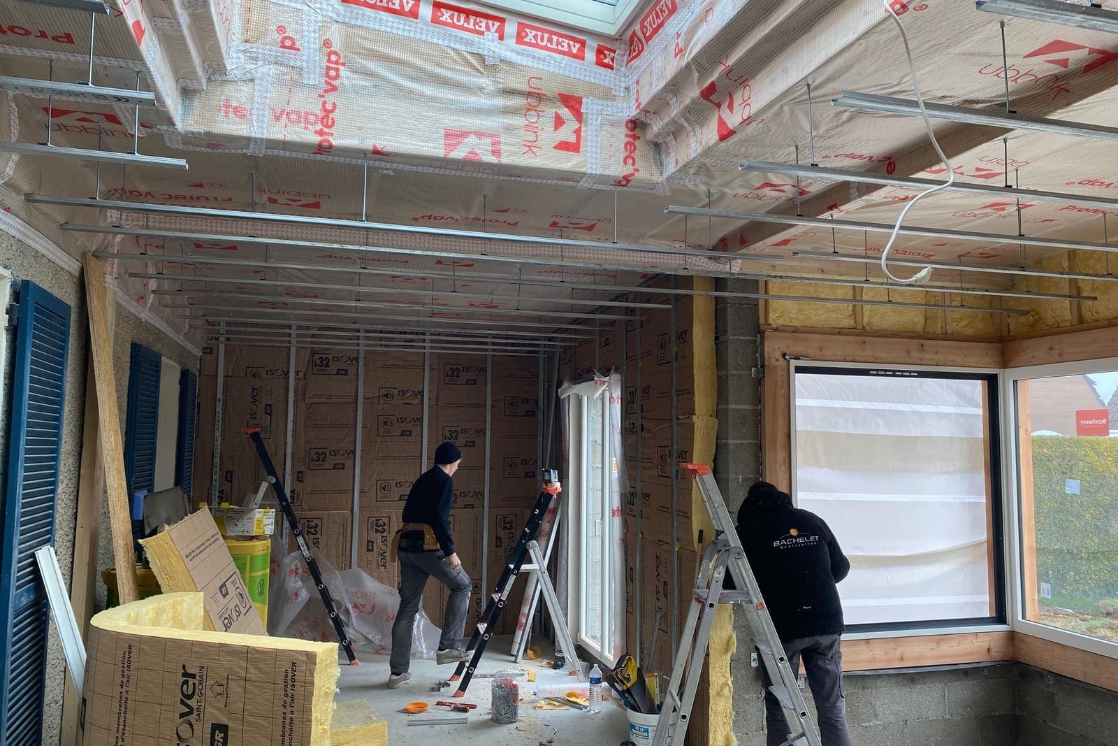 Pose de l’isolation intérieure et du pare-vapeur dans une pièce en rénovation