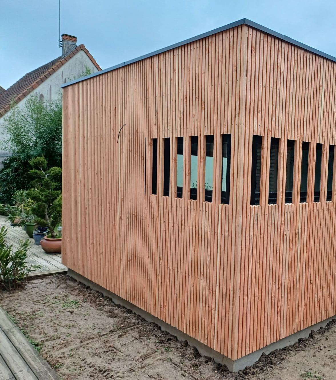 Extension en ossature bois habillée d’un bardage vertical à claire-voie