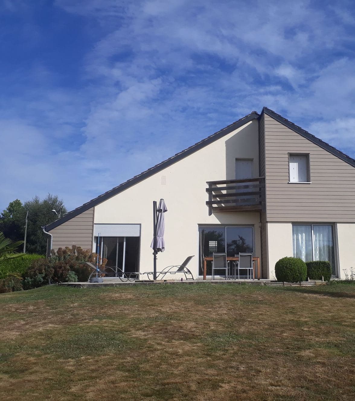 Maison agrandie et terminée, ouverte sur son jardin par une terrasse abritée